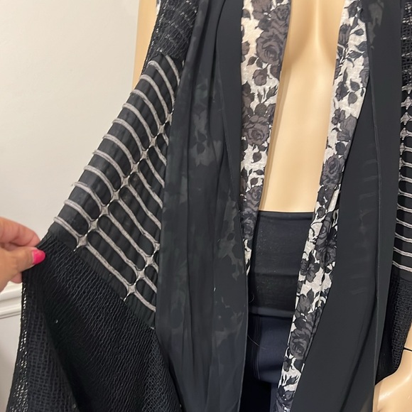 MULTIPLES OPEN SCARF VEST SIZE 2X Floral Black Bling - Picture 6 of 9